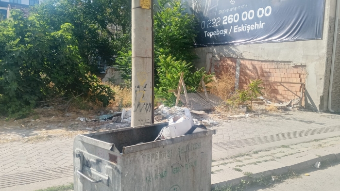 Eskişehir’in protokol yolundaki boş arsa çöplüğe döndü